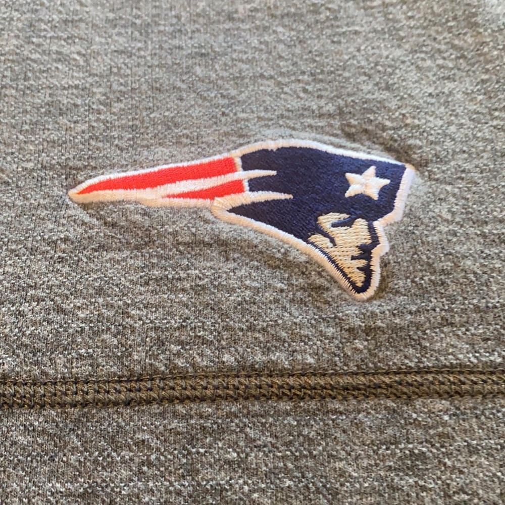 REVERSIBLE Tommy Bahama Patriots NFL Men’s Large Pullover Sweater M3 - Picture 8 of 10